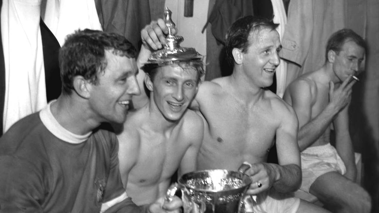 Denis Law mit "Krone", Bobby Charlton (r.) rauchend