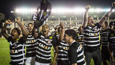 Die Corinthians-Spieler feiern mit den Fans den Titel