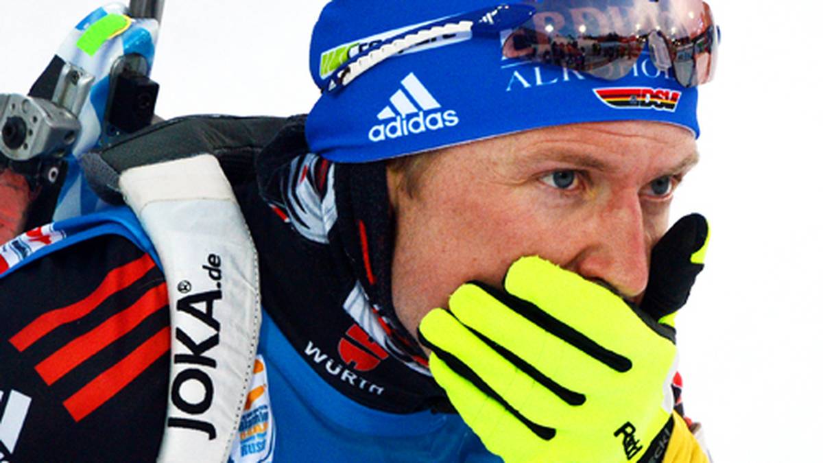 "Was Magdalena kann, kann ich doch schon lange", dachte sich wohl Andreas Birnbacher ein Jahr später in Chanty-Mansijsk. Beim dritten Schießen schießt Birnbacher auf Bahn vier stehend auf die Scheiben von Bahn drei - und trifft auch noch alle fünf. Birnbacher merkt seinen Fehler und läuft wegen des Crossfires fünf Strafrunden. Am Ende reicht es zu Rang 19 für den Deutschen