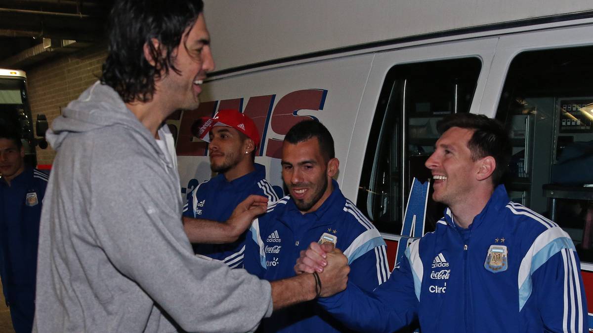 Dann gibt es noch einen beherzten Handshake und Landsmännern. Indianas Luis Scola und Messi halten noch einen kurzen Schnack auf Spanisch und dann geht es los