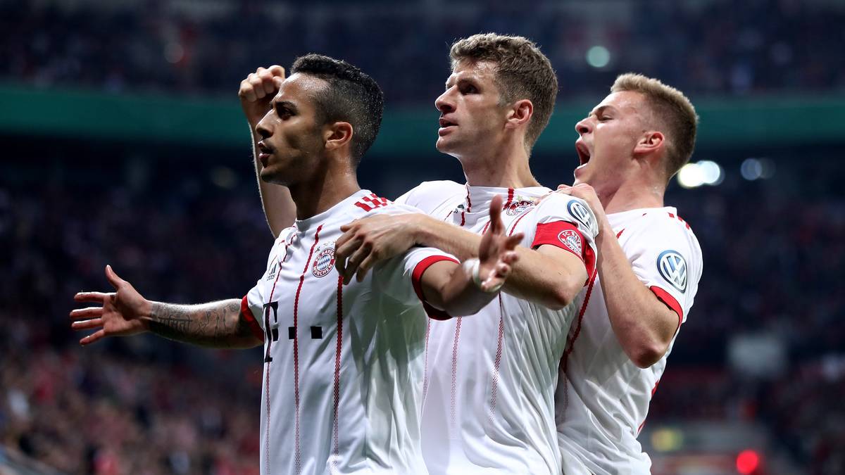 Thiago erhält im Pokal-Halbfinale des FC Bayern etwas überraschend den Vorzug vor James Rodriguez. Mit drei Geniestreichen leitet er bei der 6:2-Gala in Leverkusen die Entscheidung ein und zeigt der Werkself die Grenzen auf. Beide Teams in der SPORT1-Einzelkritik