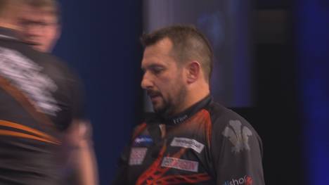 Der Titelverteidiger Jonny Clayton setzt sich in der ersten Runde des World Grand Prix trotz eines niedrigeren Averages gegen Dirk van Duijvenbode durch.