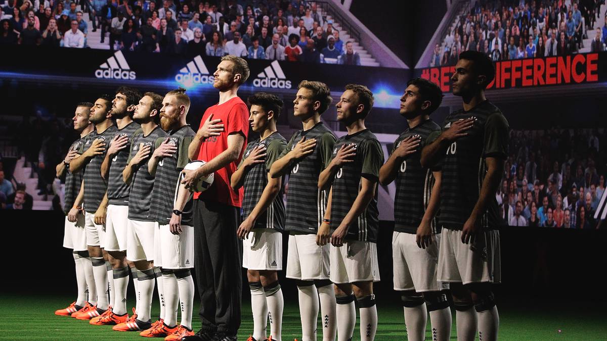 In Paris stellte das DFB-Team vor der EM 2016 sein Auswärtstrikot vor. Per Mertesacker wurde umringt von jungen Kickern aus Deutschland, die in den neuen Zwirn der DFB-Elf schlüpfen durften.