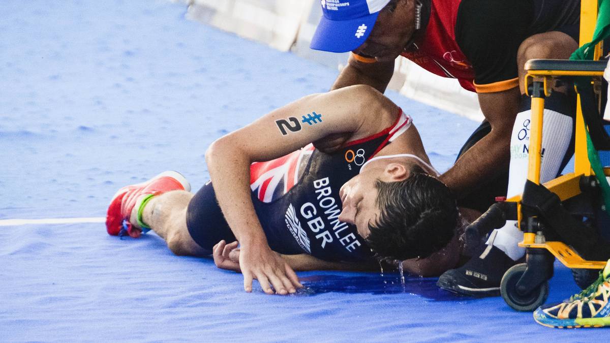 Bruder Alistair holt den Führenden ein und verschenkt den eigenen möglichen Erfolg, nur um den strauchelnden Jonathan über die Ziellinie zu geleiten. Am Ende müssen die Briten den WM-Titel dem Spanier Mario Mola überlassen, gewinnen aber die Herzen aller Sportfans