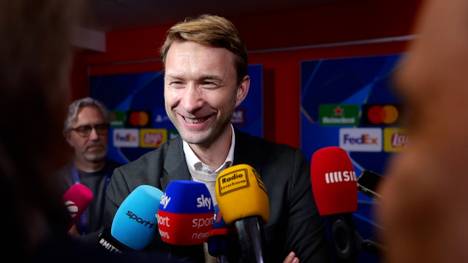 Bayer Leverkusens Geschäftsführer Sport, Simon Rolfes, schwärmt nach dem Champions-League-Hinspiel von Kai Havertz - und sorgt zum Schluss für einen Lacher bei den Reportern.