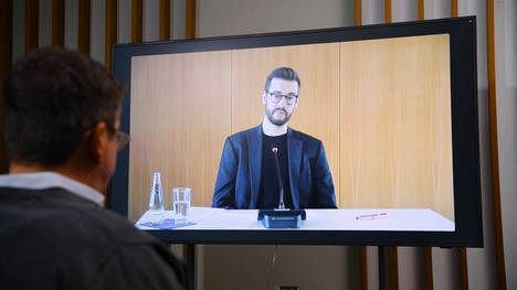 Das Sozialmagazin miteinander ist eine der beständigsten Sendereihen im Deutschen Fernsehen. Seit 27 Jahren informiert miteinander Monat für Monat über sozialpolitische Themen, rechtliche Fragen, zeigt Neues aus den Bereichen Gesundheit und Rente, ist generationsübergreifend und wendet sich an Menschen mit und ohne Behinderung gleichermaßen. Themen: 1. Interview mit Carl Mühlbach von FiscalFuture zu Sozialstaat, Rente und Steuern 2. Die Rolle der Schwerbehindertenvertretung bei der Einrichtung von behindertengerechten Arbeitsplätzen.