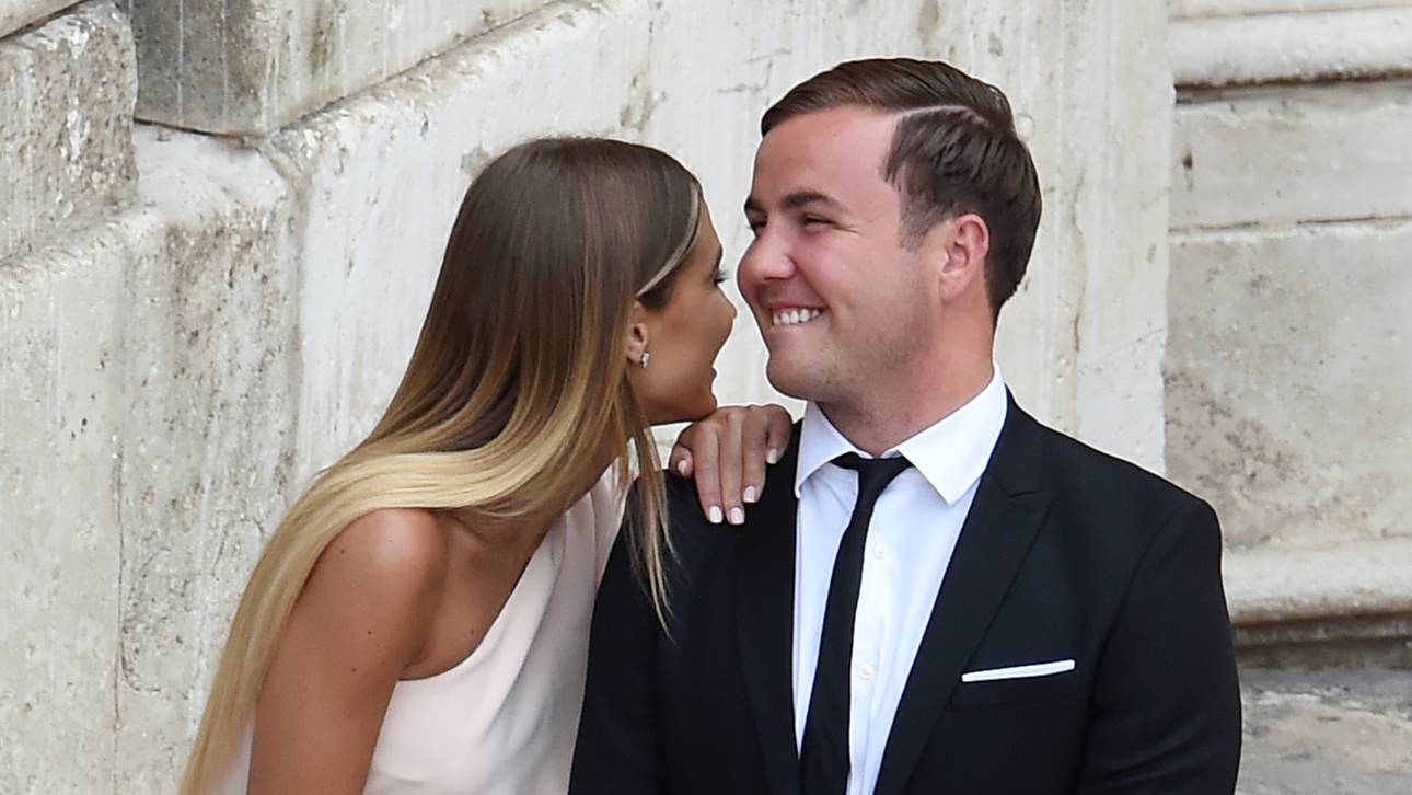 Glücklicher Götze bei Neuer-Hochzeit