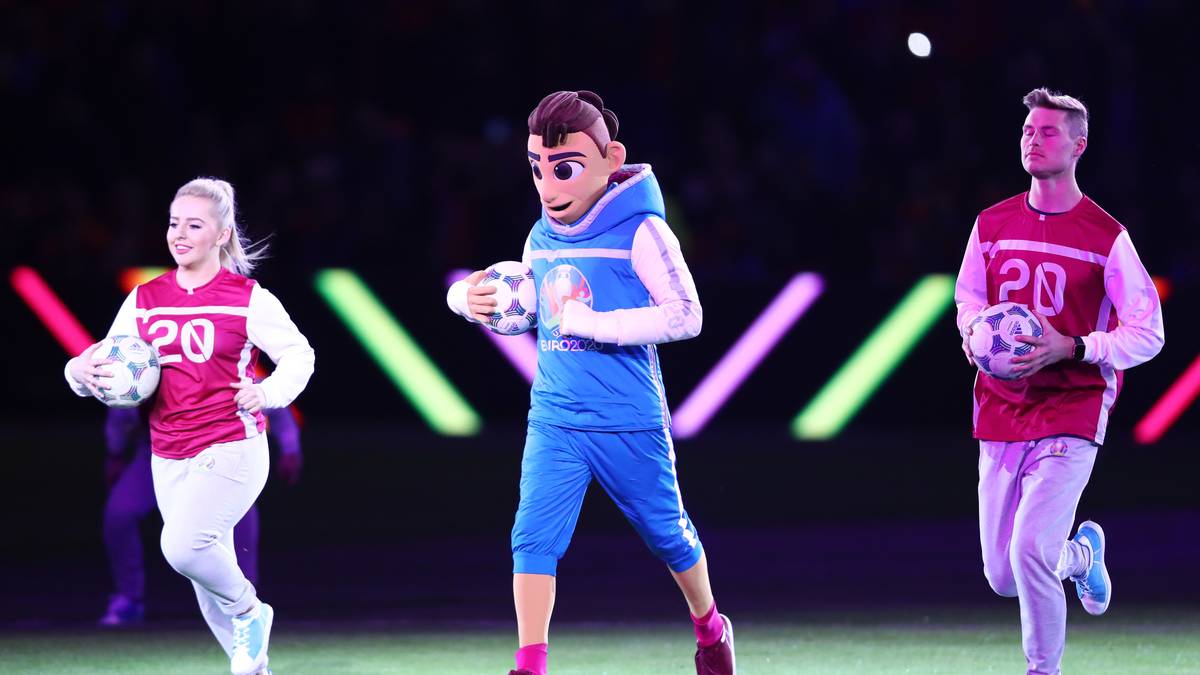 So sieht das Maskottchen der paneuropäischen EM-Endrunde 2020 aus. Sein Name: "Skillzy". Inspiriert wurde das Design auch von der Freestyling-, Straßenfußball- und Panna-Kultur. SPORT1 stellt alle Maskottchen seit 1980 vor