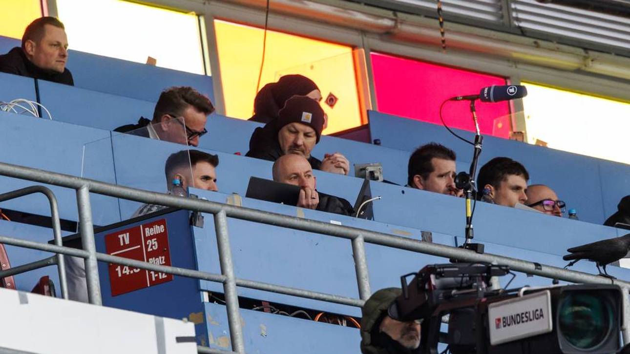 Torsten Lieberknecht auf der Tribüne nach seinem Platzverweis