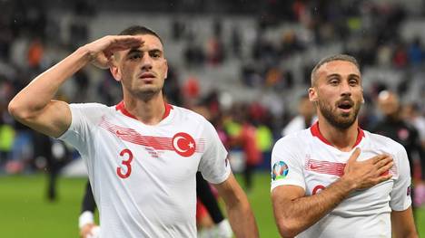 Einige Spieler der türkischen Nationalmannschaft bejubeln den Ausgleich gegen Frankreich mit einem militärischen Gruß