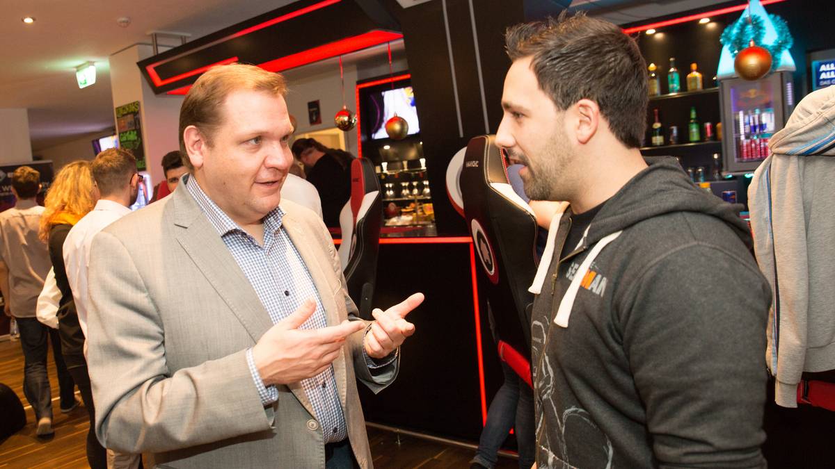 Krefelds Oberbürgermeister Frank Meyer und Veranstalter Dennis "TaKe" Gehlen