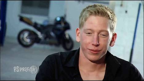 Die PS Profis Jean Pierre und Sidney helfen in dieser Episode Frederik bei der Suche nach einem passenden Auto. Der Dortmunder wünscht sich einen Golf mit richtig viel Power. Budget: 12.000 Euro. Jean Pierre macht sich auf die Suche nach geeigneten Modellen. Zur Auswahl stehen ein Golf GTI, Golf R32 und ein getunter VR6. Sid hat in der Zwischenzeit mit ganz anderen Sorgen zu kämpfen. Seine große Liebe, eine Ducati 996 R, muss aus dem Winterschlaf geholt werden. Sid will mit der Duc ein Beschleunigungsrennen gewinnen. Sein Gegner: PS PROFI-Kumpel Jean Pierre. Eine Frage der Ehre.