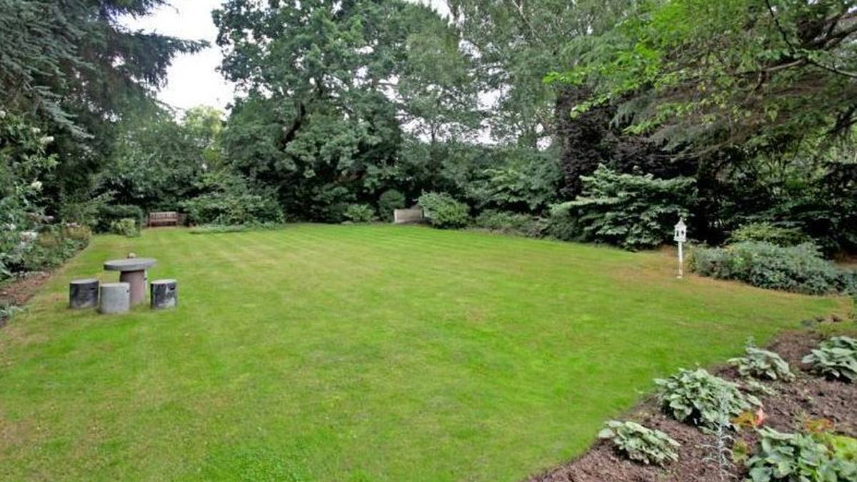 Zudem ist die Villa von einem großen Garten umgeben...