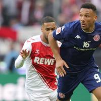 Der FSV Mainz 05 muss im Bundesliga-Abstiegskampf bis auf Weiteres auf Karim Onisiwo verzichten. Die Finger des Angreifers brechen gegen Köln gleich mehrfach.