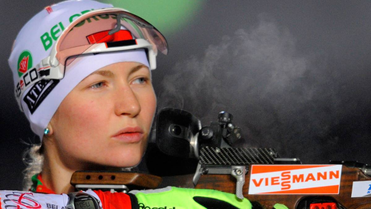 Damals kommt Domracheva beim Massenstart in Oberhof in Führung liegend zum zweiten Liegendschießen. Zur Erstaunung des Publikums schießt sie jedoch stehend. Die Stehendscheiben trifft sie sogar alle - doch die drohenden zehn Minuten Zeitstrafe bewegen sie kurz darauf zur Aufgabe