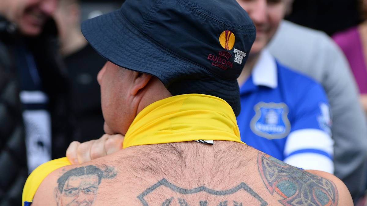 Nicht mit der aktuellsten Version des Vereinswappens auf dem Rücken posiert dieser Fan vom  FC Everton. Nach Kritik von Fans wurde das Logo ab der Saison 2013/14 durch eine neue leicht geänderte Version ersetzt