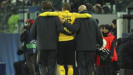 Lukas Piszczek von Borussia Dortmund muss in der Champions League bei Juventus Turin abgetransportiert werden