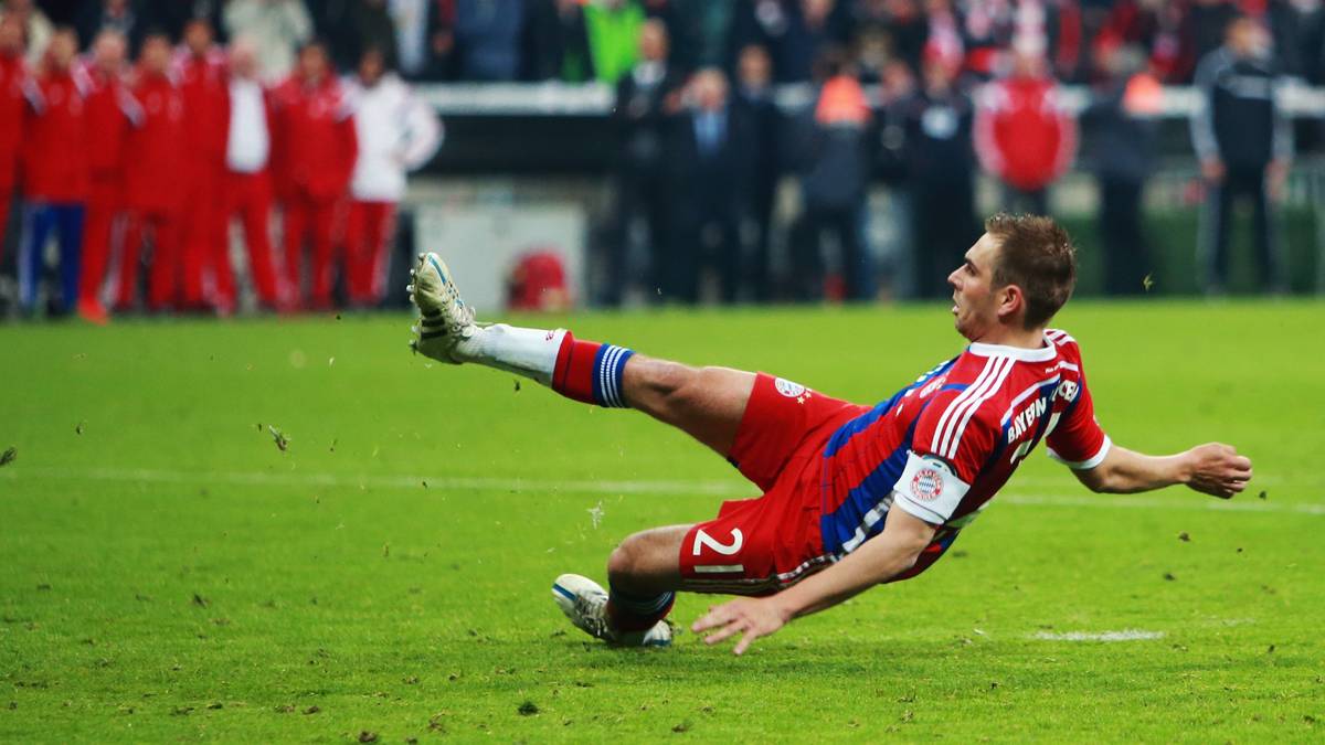 das aus Münchner Sicht eher zum Rutschfestival verkommt. Philipp Lahm verliert den Halt und ballert drüber.