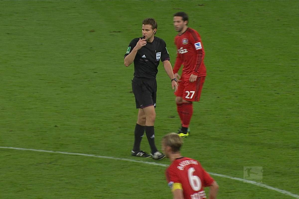 Rekord-Schiedsrichter Dr. Felix Brych beendet seine Karriere. In der Rubrik "Da fragen wir doch mal den Schiri" spricht Brych im STAHLWERK Doppelpass über seinen Abschied, seine Zukunftspläne und interessante Anekdoten aus seiner Karriere.