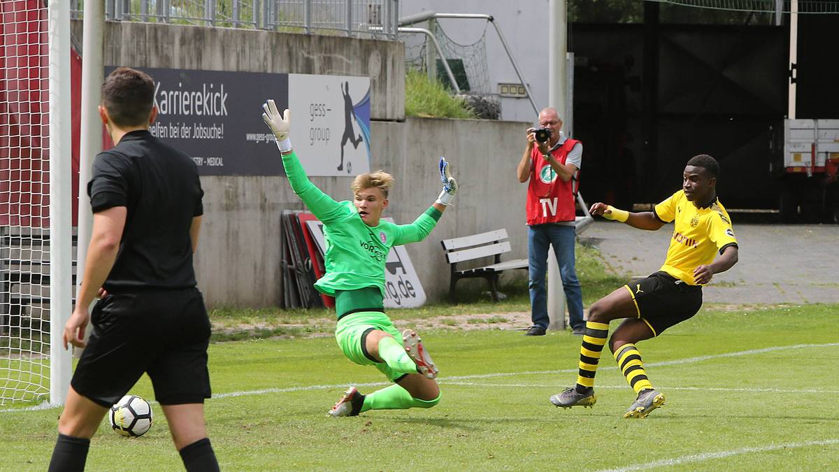 Offenbar gelingt ihm das ganz gut, wie die sechs Treffer gegen den Wuppertaler SV eindrucksvoll beweisen. Man darf gespannt sein, wie es mit Moukoko weitergeht