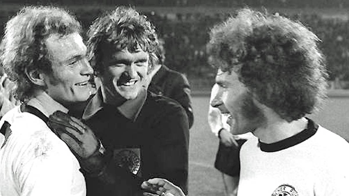 Auch die erste Berufung in die Nationalmannschaft lässt nicht lange auf sich warten. Am 29. März 1971 feiert der nun 19-Jährige beim Spiel gegen Ungarn seinen ersten Auftritt im Trikot des DFB-Teams