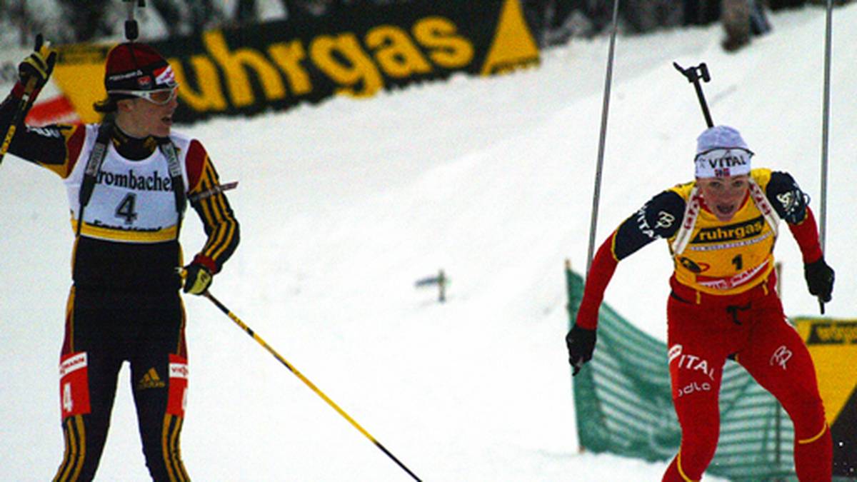 "Wer sich zu früh freut, den bestraft das Leben." Das musste Uschi Disl 2004 in Fort Kent auf schmerzhafte Weise erfahren. Auf Platz drei liegend winkt Disl kurz vor der Ziellinie bereits sorglos den Zuschauern zu und wird im letzten Moment von der Norwegerin Liv Grete Poiree überrumpelt