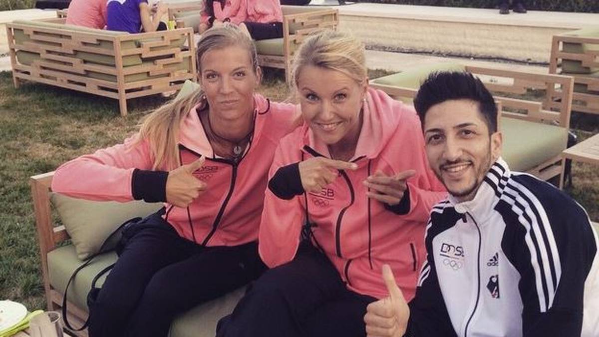 Tipps vom Bronze-Gewinner: Die deutschen Volleyballerinnen Maren Brinker (l.) und Mareen Apitz sind offenbar schwer beeindruckt von Taekwondo-Kämpfer Levent Tuncat