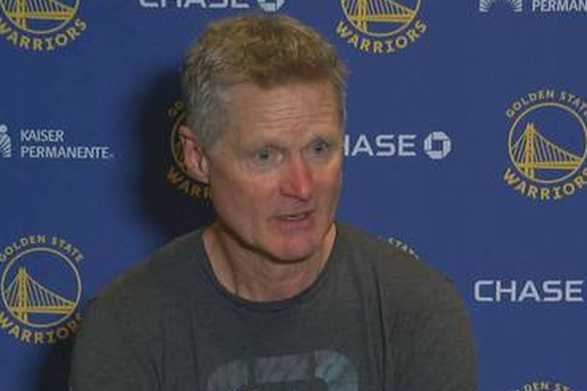 Warriors-Head-Coach Steve Kerr war nach der Niederlage gegen die Houston Rockets nicht mehr zu halten. Der 59-Jährige ließ seinem Ärger über die Schiri-Leistung freien Lauf.