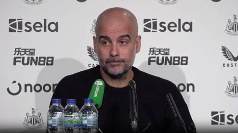 Manchester City verlor in der 3. Runde des Carabao Cups bei Newcastle United mit 0:1. Pep Guardiola macht sich im Anschluss über die Frage lustig, ob er nach dem Ausscheiden enttäuscht sei.