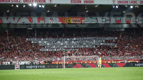 Die Ultras vom 1. FC Union Berlin haben Bundesinnenministerin Nancy Faeser mit Spruchbannern attackiert.