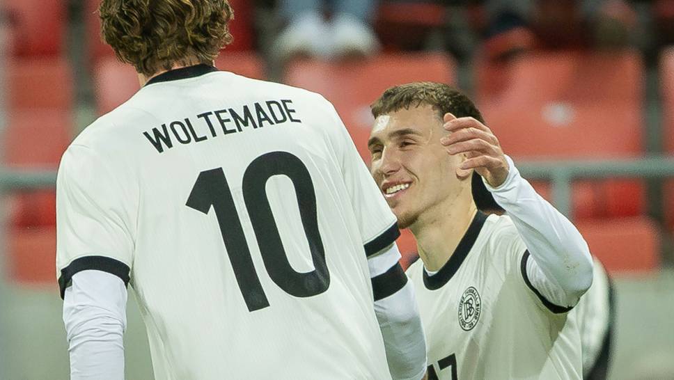 Woltemade und Gruda bejubeln das 1:0