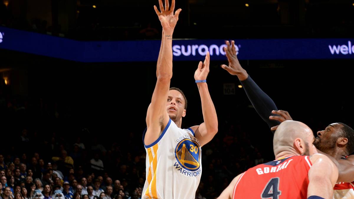 Sein legitimer Nachfolger Steph Curry will es ihm gleichtun und eine Meisterschaft in die Bay Area holen. Gegen die Washington Wizards zeigt er dem berühmten Publikum seine Klasse