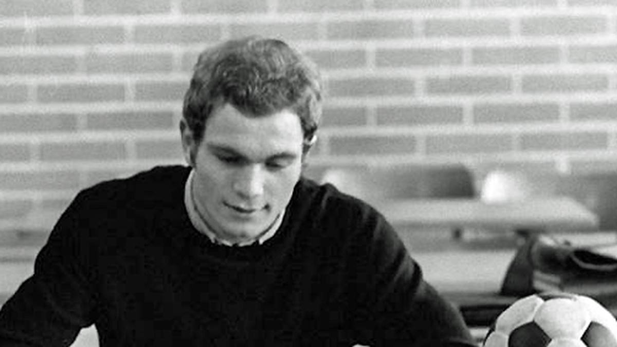 Neben der sportlichen Karriere bleibt Hoeneß noch genügend Zeit, um im gleichen Jahr sein Abitur zu machen. Ein Studium in Anglistik und Geschichte bricht er allerdings frühzeitig ab