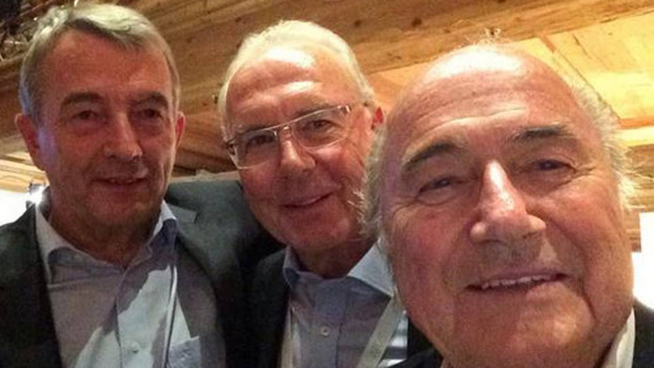 Der Kaiser posiert mit Blatter und Niersbach