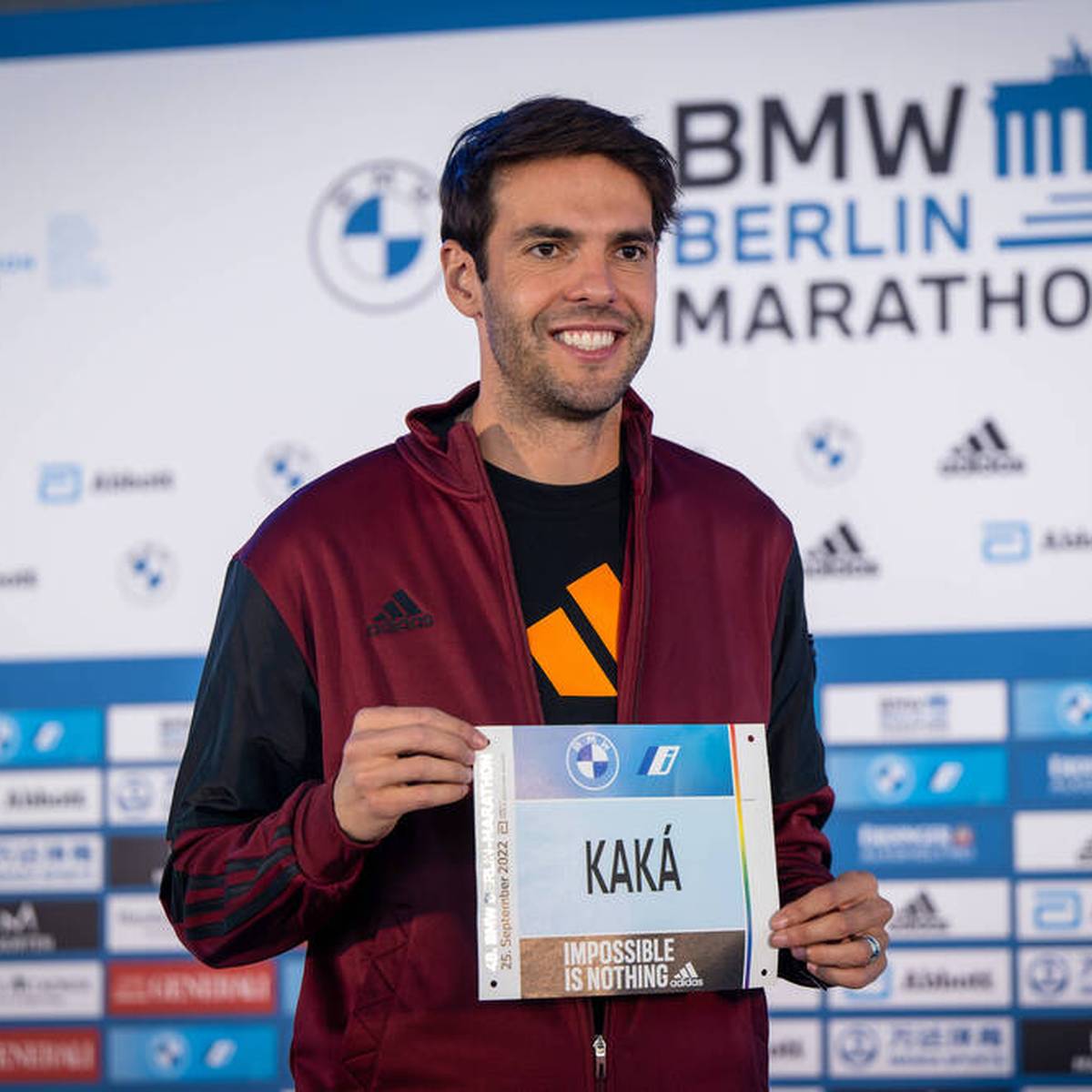 Der ehemalige Weltfußballer Kaká zeigt sich beim Berlin-Marathon in guter Form. Sein selbstgestecktes Ziel kann der Brasilianer sogar unterbieten.
