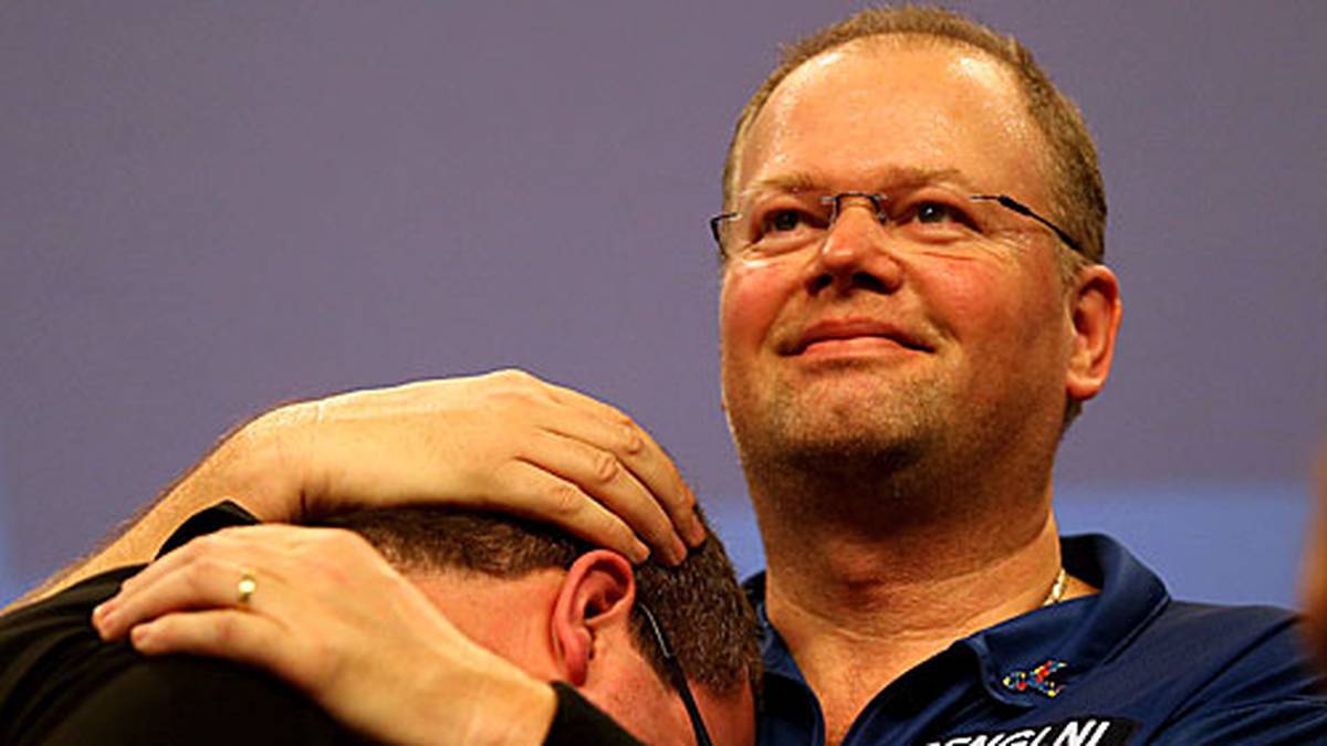 Darts-WM ist auch die Zeit für große Emotionen: Nachdem der Sieg endgültig feststeht, nimmt Raymond van Barneveld seinen Gegner Stephen Bunting in den Arm und lobt ihn in den höchsten Tönen: "Stephen, du bist ein Weltklassespiele. Du gehörst zu den Besten der Besten"