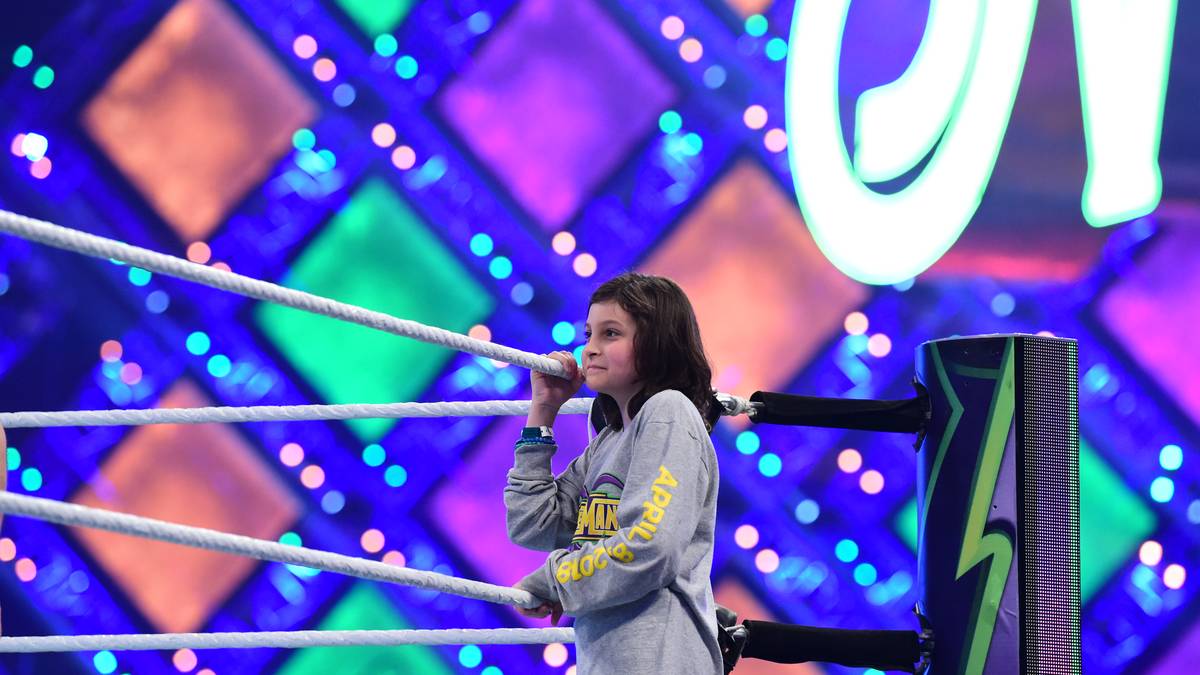 Tun muss er nichts, er bleibt quasi das ganze Match über am Ringrand und kommt nicht zu Schaden