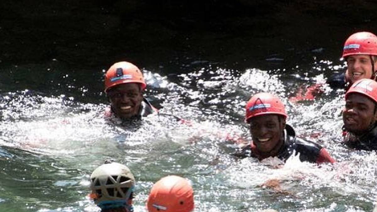 Neuzugang Anthony Ujah kann nicht schwimmen. Deshalb bekommt er von Franco di Santo einen Baumstamm als Hilfe gereicht