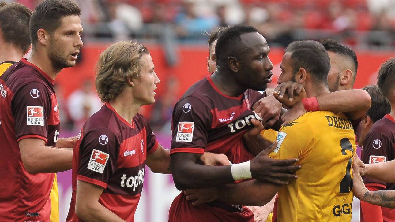 Lauterns Jacques Zoua und Dynamos Akaki Gogia (r.) kassierten nach dieser Rudelbildung Gelb