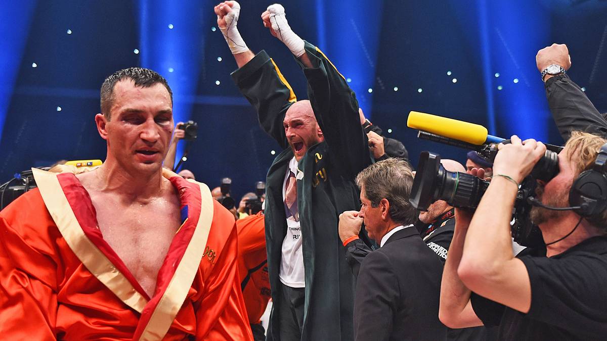 Während Klitschko von dannen zieht, steigt in seinem Rücken die große Party des neuen Dreifach-Weltmeisters