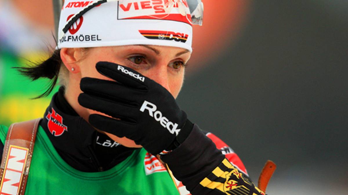 Mit Waffen ist auch im Biathlon nicht zu spaßen - was schon die eine oder andere Disqualifikation zur Folge hatte. So wird Andrea Henkel bei der WM 2009 in Pyeongchang kurz vor dem Start des Verfolgungsrennens von der Wettkampf-Jury disqualifiziert, weil sie beim Trockentraining für das Schießen aus Versehen eine Patrone im Gewehr hat. Das Geschoss durchschlägt eine Trennwand im Stadion-Gebäude. Verletzt wird dabei zum Glück niemand