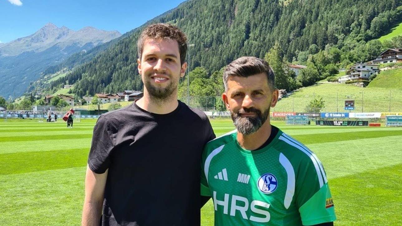 SPORT1-Reporter Philipp Schmidt (l.) traf Schalke-Trainer Miron Muslic 
