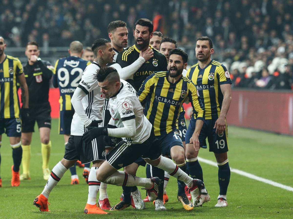 Бешикташ фенербахче. Бешикташ Фенербахче счет. Besiktas Fenerbahce. Fenerbahce ve Besiktas. Fenerbahce vs Besiktas Skor.