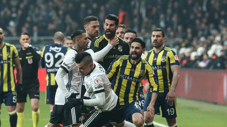 In einem hitzigen Istanbuler Derby gab es mehrere Platzverweise