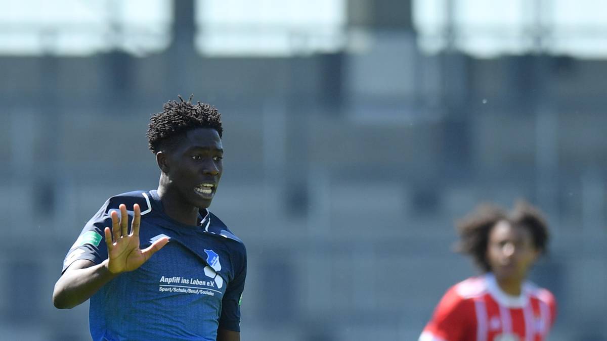 AMADOU ONANA: Der defensive Mittelfeldspieler mit senegalesischen Wurzeln spielt für die U18 der der belgischen Nationalmannschaft. Onana ist ein sehr aggressiver Sechser, trotz seines jungen Alters von nur 17 Jahren bereits eine Führungsperson auf dem Platz