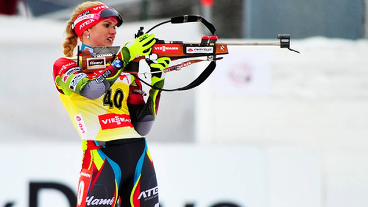 Auch Gabriela Soukalova geht mit ihrem Gewehr in Antholz 2014 außerhalb der Matte "spazieren" und wird dafür disqualifiziert