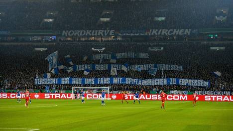 Die Fans des FC Schalke 04 kritisierten den DFB vor dem Pokalspiel gegen den FC Bayern