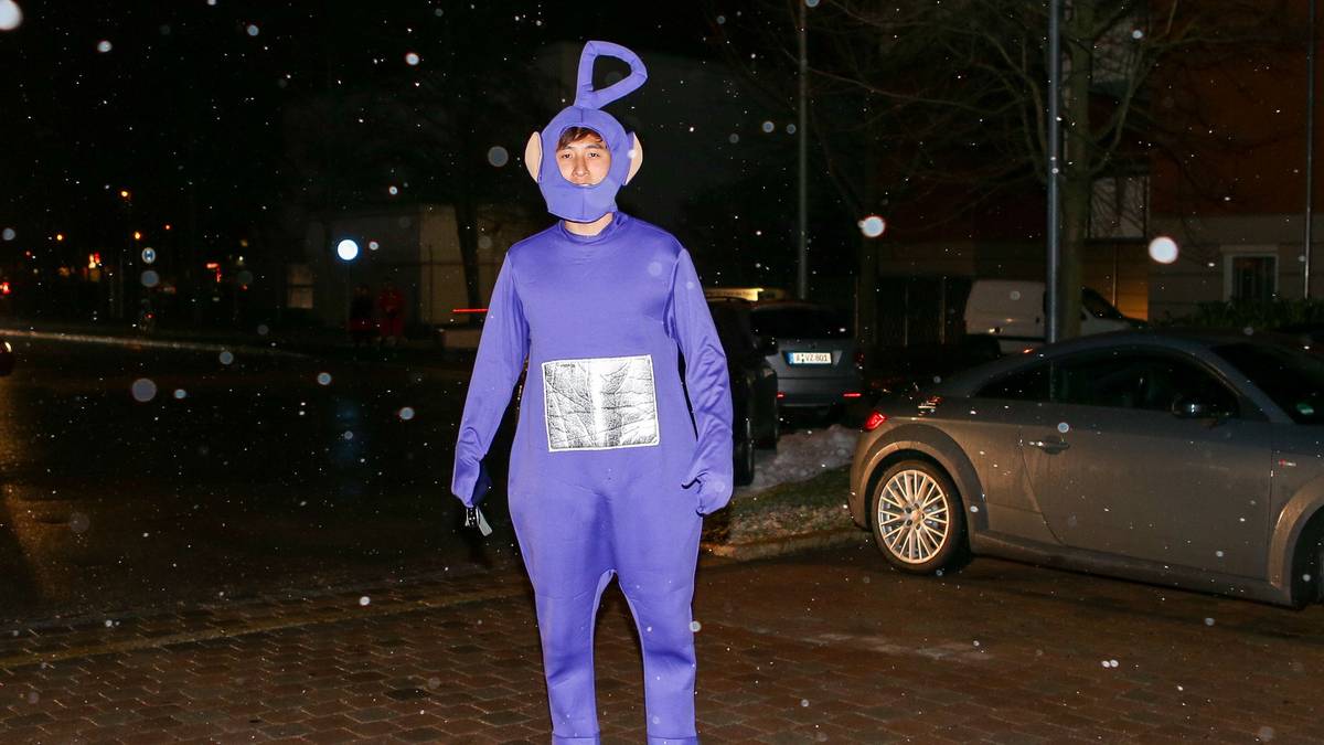Auch ein Teletubbie darf dabei sein. Augsburgs Südkoreaner Dong Won Ji verbirgt sich hinter diesem netten Kostüm