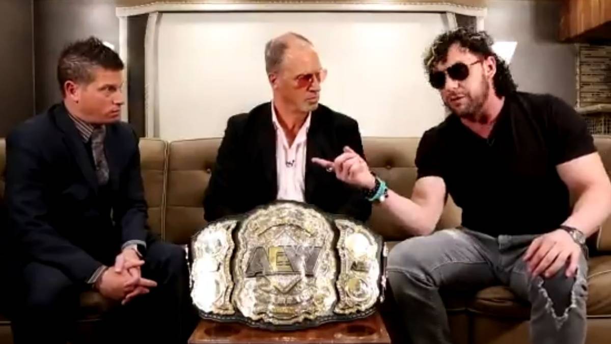 AEW-Champion Kenny Omega (r.) und Don Callis (M.) ließen sich bei Impact von Josh Mathews interviewen