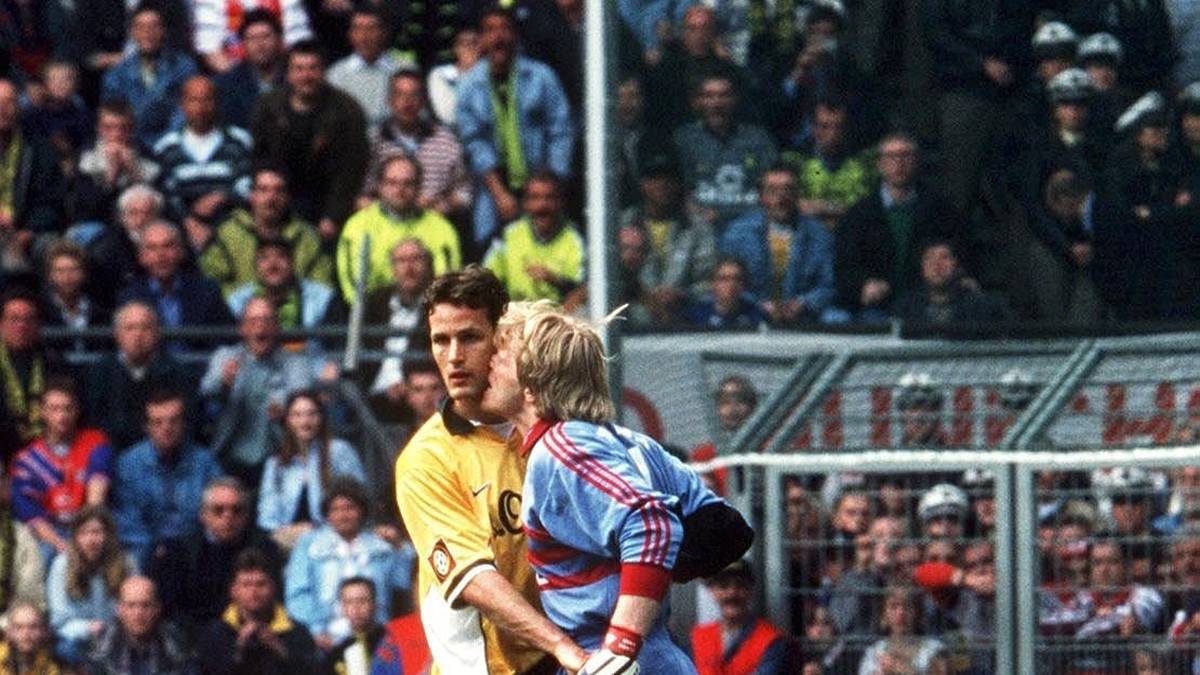 KUNG-FU-KAHN: Im April 1999 brennen Oliver Kahn gleich mehrfach die Sicherungen durch. Im Spiel seiner Bayern gegen den BVB wird er von Heiko Herrlich nach einer Flanke fast ins Tor geschubst. Daraufhin fängt er an, an Herrlichs Hals zu knabbern